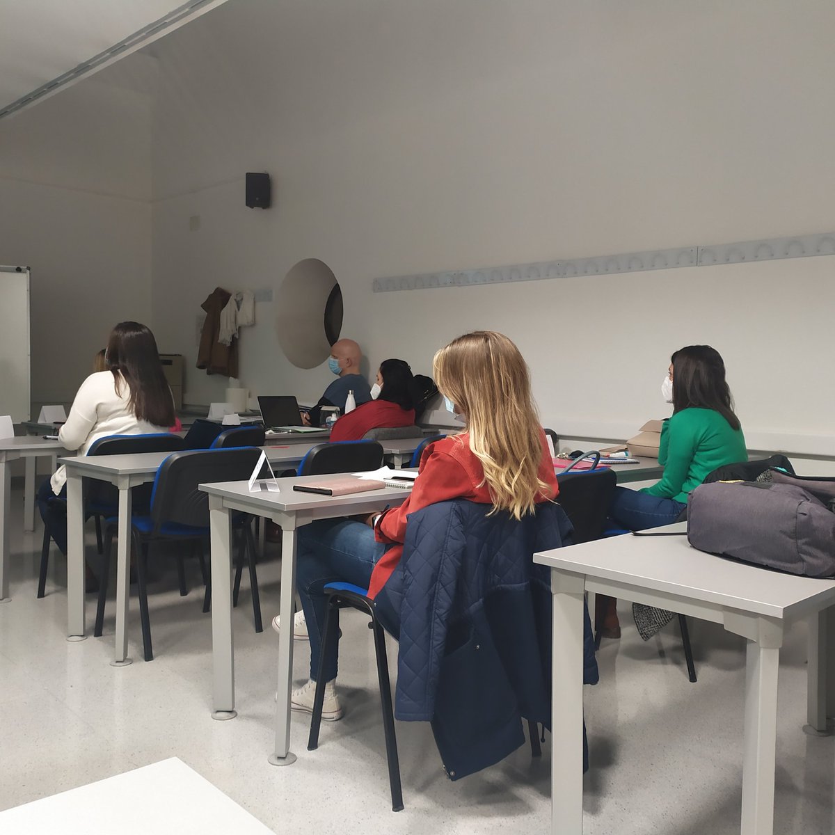 UNIZAR_TituloRS's tweet photo. Hemos empezado las clases
📢 de la #VIedicion #TituloExperto #RSC #RSE #RS @UNIZAR_TituloRS
#MariaPerez del @IAF_Aragon @aragonempresa ha explicado el 📝 Programa #RSA. Son 924 las empresas que poseen el Sello RSA. Enhorabuena! https://t.co/y9Y4IrrJmm