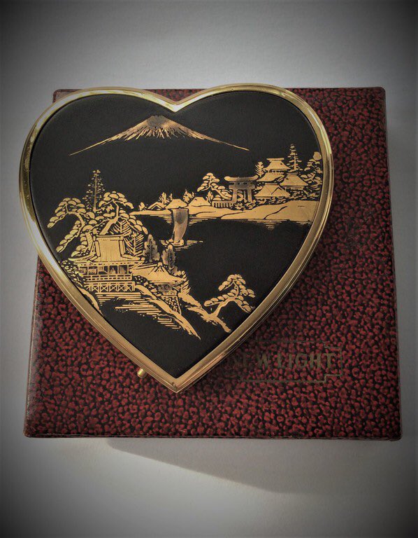 AshhCollectable's tweet photo. #Romantic #50s NEW LIGHT #Unused #Vintage #Japanese #Komai #Damascene #Heart Shaped #Romantic #PowderCompact with original box and pouch
#VintageVanities #Valentine #Gifts
See at https://t.co/w5tDwEiPaU https://t.co/b8Ipjt5QgE