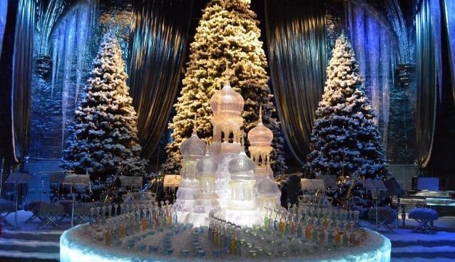 Enero 18
WinterBallRBXX

—Había ido con <a href="/FrankIero_B/">Frank Way Iero</a> al baile de invierno de la villa. Llevaron a su hijo menor con ellos, Luther, para que se divirtiera un poco y conviviera con otros jóvenes. Durante el baile Gee publica unas fotos para dejar plasmado el recuerdo de esa noche.—