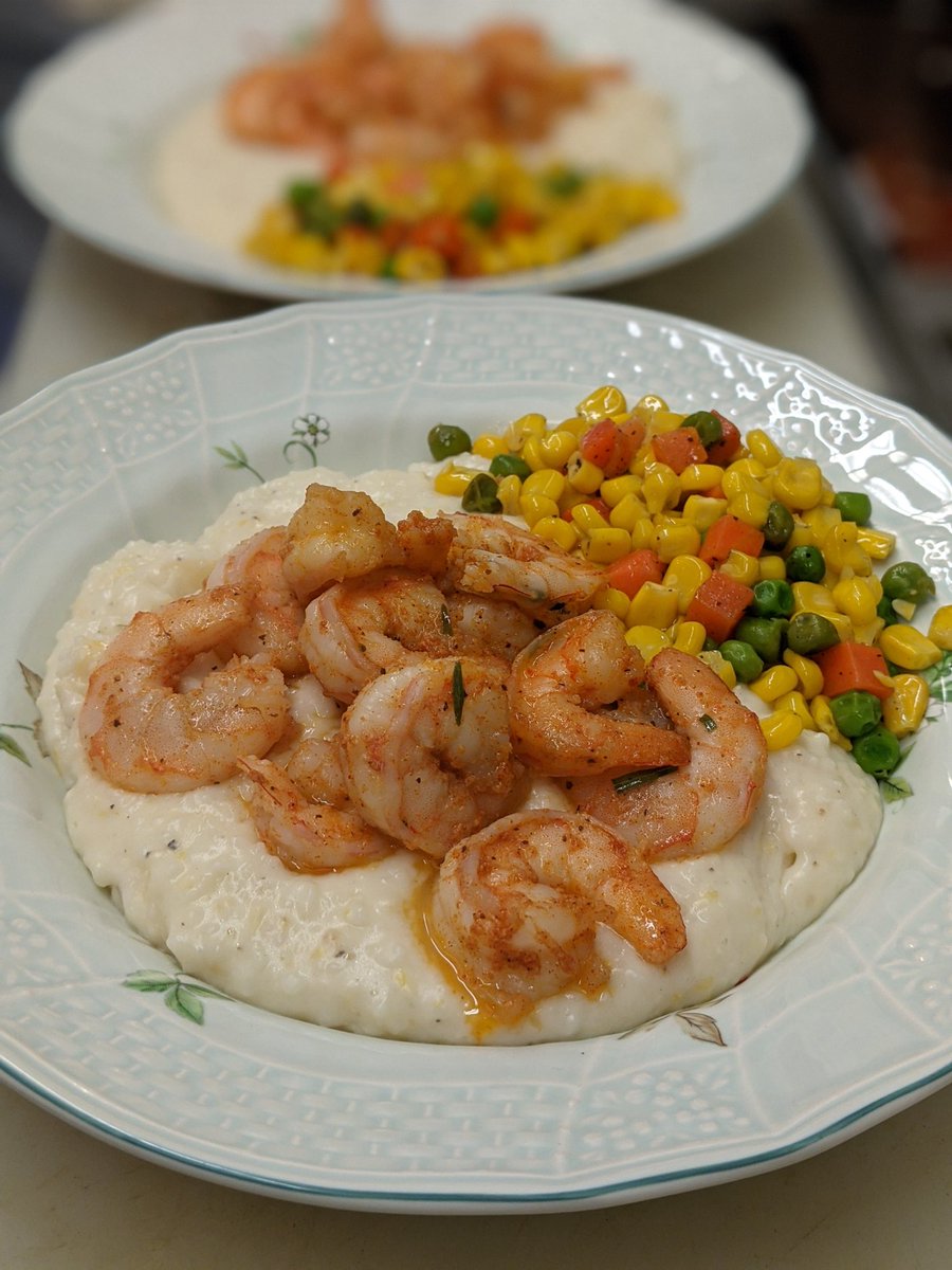 Juniperlicious's tweet image. Friday&apos;s #Lunch Special! Low Country Spiced Shrimp &amp;amp; @Adluh Grits with Veggies!!! @Certified_SC @VisitLakeMurray @Discover_SC @ShrimpNGritsCHS @gfliving #glutenfree!!!