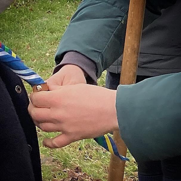 AgesciML1's tweet photo. La vita potrà portarvi ovunque, ma oggi avete promesso. 
E magari scorderete le parole precise, ma se il vostro cuore e il vostro agire ricorderanno sempre cosa vuol dire “promettere”, cuccioli, starete già facendo del vostro meglio. 

#promesse #lupetti #scout @emiroagesci https://t.co/S4keBiTQhi