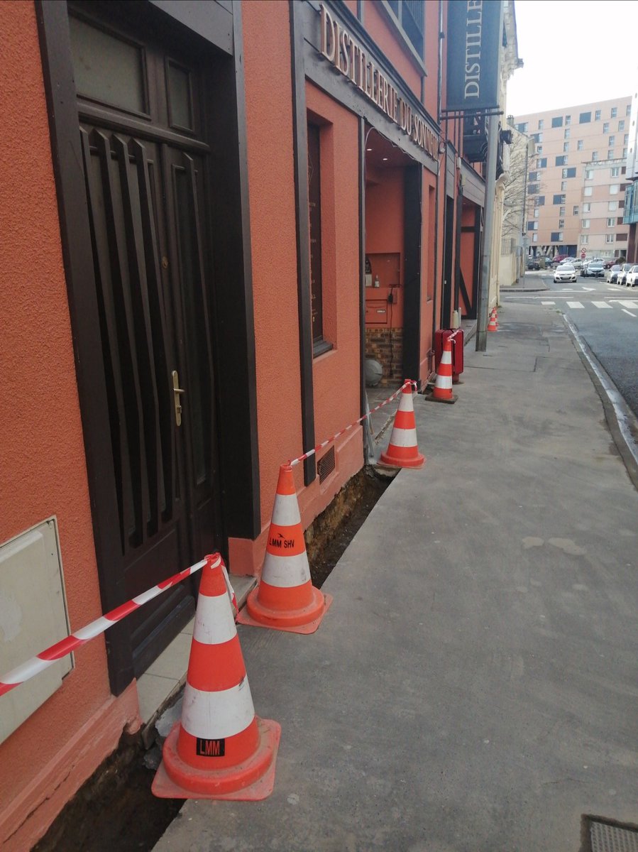 NBuchot's tweet photo. La végétalisation des façades avance. La demande du permis de végétaliser effectuée il y a deux ans, a été obtenue. La distillerie du Sonneur sera la première façade commerçante végétalisée à l'effigie de son activité (framboisiers, cassisiers..). @ElusEcoloLeMans @DSonneur https://t.co/dfXPiQqjZy