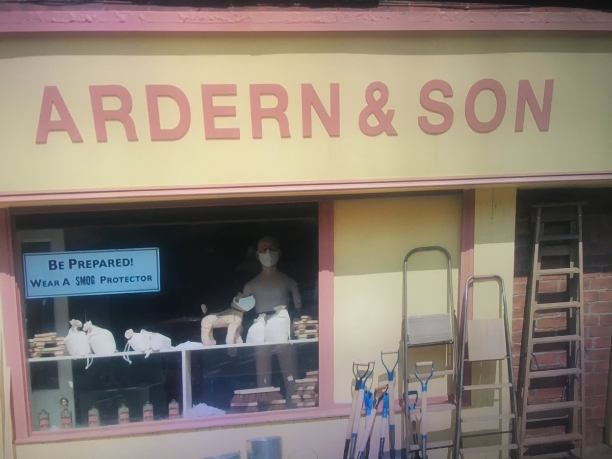 ginminvin's tweet photo. #1950s #smogmask #bbc2 #backintimeforthecornershop https://t.co/sQoK3p7zHj