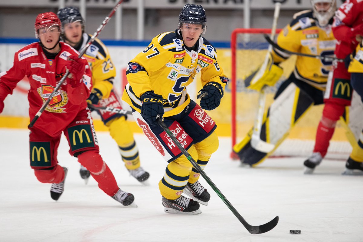 SodertaljeSK's tweet photo. JAA! 2-3(efter straffar) Hugo är läskigt kylig och sätter två straffar - lurar målvakten på samma sätt dubbelt upp! Sahlin står för några matchavgörande räddningar på slutet. Surt att tappa en poäng ikväll men ruskigt skönt att få med oss extrapoängen! https://t.co/6TsKwvuSi6
