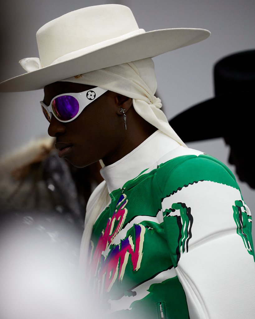 Louis Vuitton on X: #LVMenFW21 Reversing connotations. @virgilabloh 's new  #LouisVuitton collection imbues new meaning into the uniforms of  archetypical characters. Watch the performance on Twitter or    / X