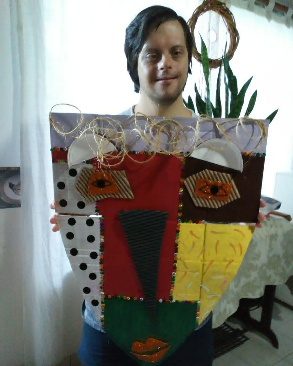 INTEGRARTE 
Taller de Artes Plásticas.
Angy y una de sus máscaras, recordando a Pablo Picasso y al cubismo que fue uno de los primeros movimientos artísticos nacidos en el siglo XX.
#SecretaríaDeSaludMedioAmbienteYDesarrolloHumano 
#PosadasLindaDeNuevo