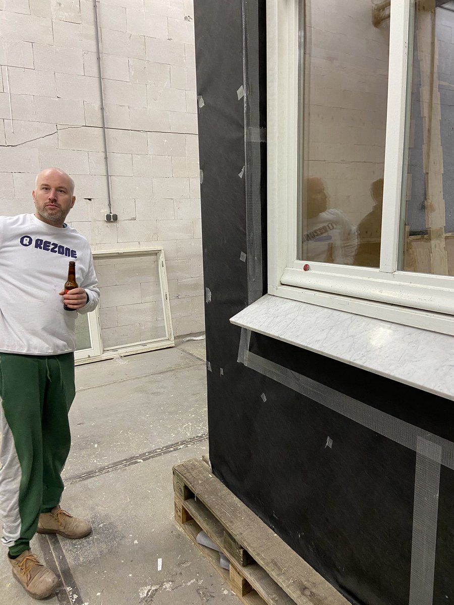 Rezonethegame's tweet photo. Old school vs new school, we maken prefab modulaire woningen met digitale precisie #hout icm tweedehands kozijnen, isolatie van oude spijkerbroeken en marmer van marktplaats. #RxDOMI #tinyhouse #wikihouse #diy #duurzaam https://t.co/1QB1hVa5wO
