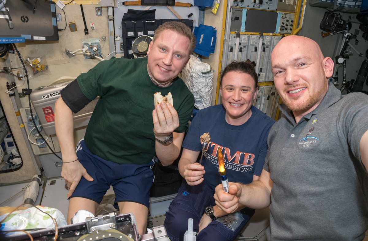 Astro_Alex's tweet photo. Die Kerze in meinem #Lichtfenster ist mit mir Mio. von km hinter den #Horizont gereist. Nun spendet sie ein klein wenig Licht &amp; Wärme in Erinnerung an alle, die in den letzten Monaten ihr Leben verloren haben. Sie soll zugleich Mut machen um durchzuhalten. https://t.co/BQqO63EkKW https://t.co/3Vk4U238Ih