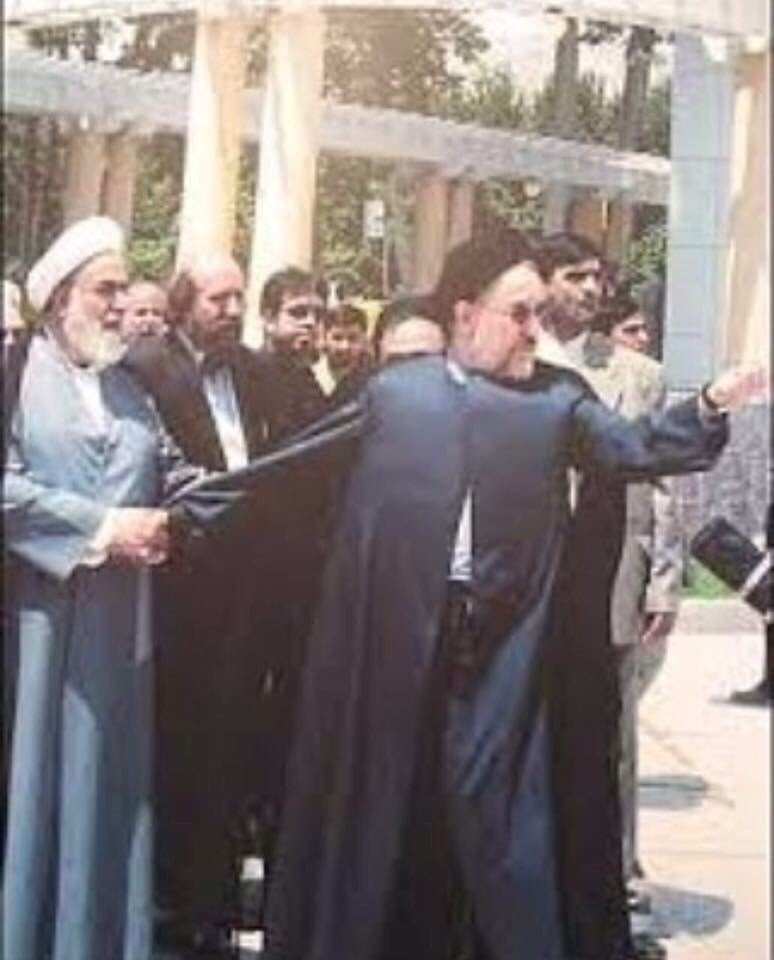 amirmoghadam_ir's tweet image. جرثومه فسادی بنام محمد خاتمی که بدلیل نبودن شبکههای اجتماعی در زمان خودش و مافیای رسانهای اصلاحطلبان از واکاوی قسر در رفته/گوشهای از فساد شخص خاتمی و دولتش را بخوانید:
در دولت فاسد خاتمی،مرتضی حاجی برادرش را گذاشت رییس صندوق ذخیره فرهنگیان و خانوادگی صندوق را غارت کردند.
۱/
