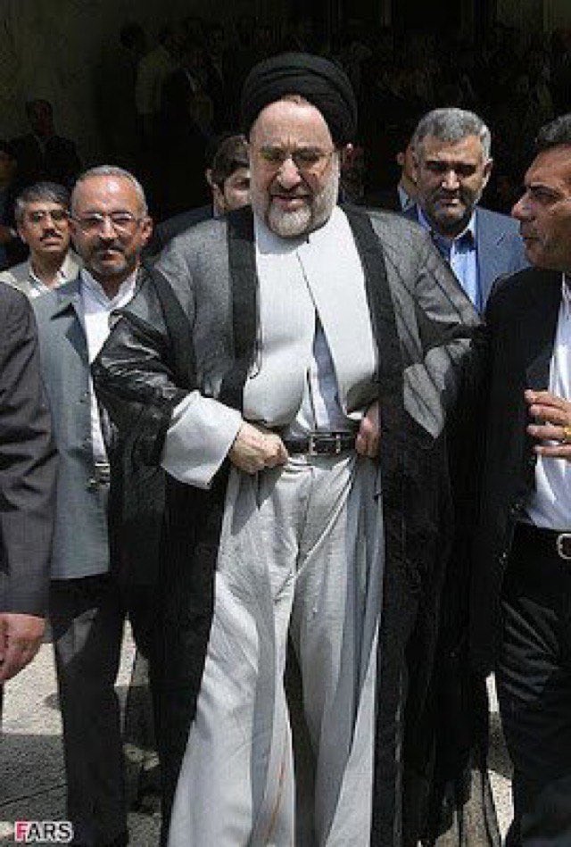 amirmoghadam_ir's tweet image. جرثومه فسادی بنام محمد خاتمی که بدلیل نبودن شبکههای اجتماعی در زمان خودش و مافیای رسانهای اصلاحطلبان از واکاوی قسر در رفته/گوشهای از فساد شخص خاتمی و دولتش را بخوانید:
در دولت فاسد خاتمی،مرتضی حاجی برادرش را گذاشت رییس صندوق ذخیره فرهنگیان و خانوادگی صندوق را غارت کردند.
۱/