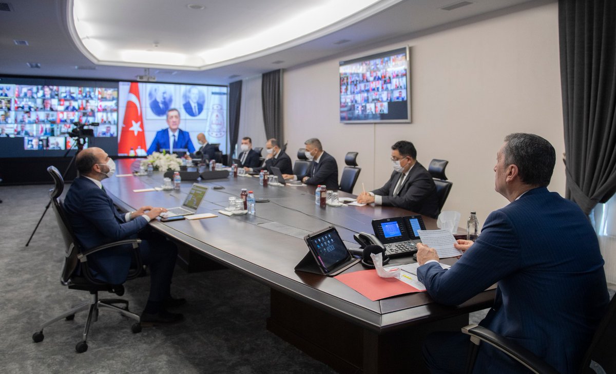 ziyaselcuk's tweet photo. Uzaktan eğitimde bağlı kaldığımız ekranlara yarıyıl tatiliyle ara veriyoruz ancak 15 Şubat'tan sonra kapsamlı bir telafi programına hazırlanıyoruz.

Uzaktan eğitime tablet desteğinin 6. fazında 29 ilde 86 bin 330 cihaz daha öğrencilerimize ulaştı.

500.000 hedefimize çok yakınız. https://t.co/mYryXCDAJo