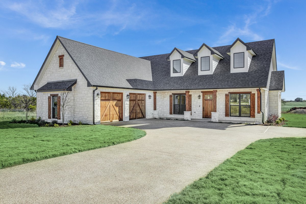 EkenaMillwork's tweet photo. Rustic wood shutters instantly add character and home value! Come check out our full line https://t.co/jL95Bvt5Pk

#rusticshuters #woodshutters #shutters https://t.co/kH5qU1ECJk