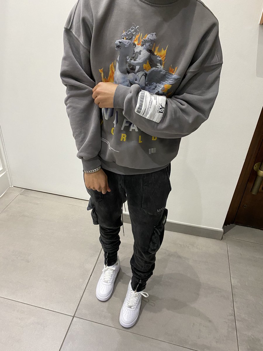 Oversized but it fits just right✍🏽