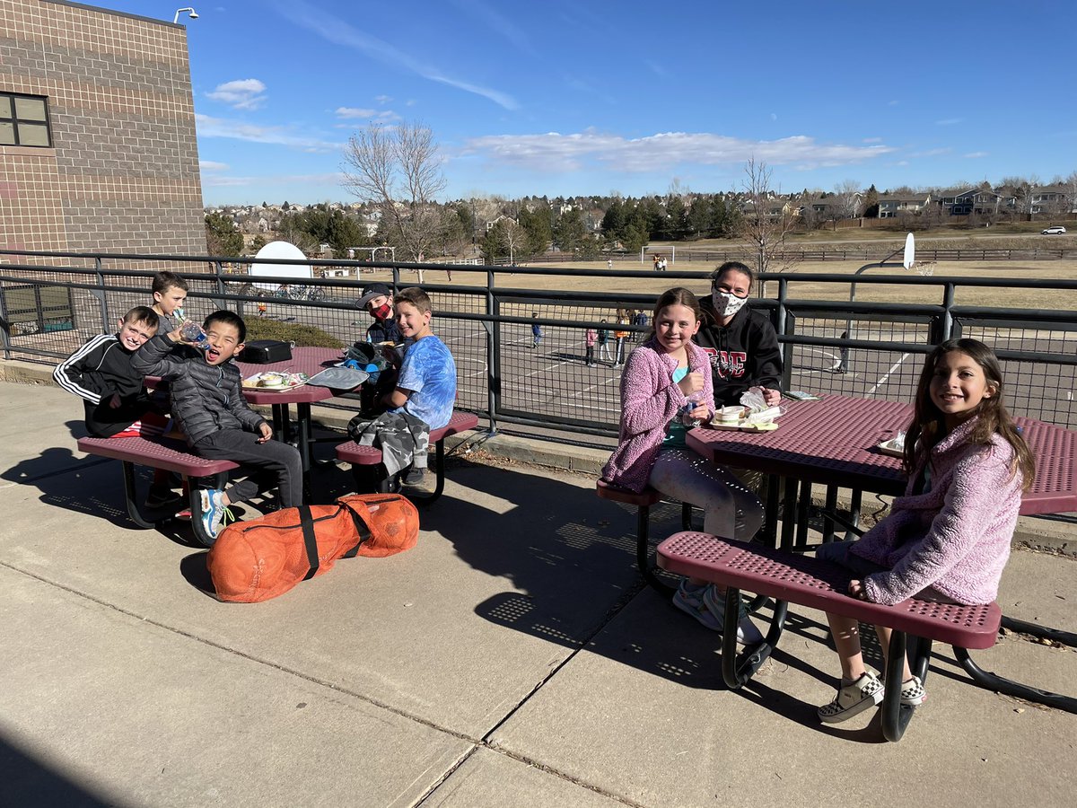 AmyMoyle's tweet photo. It's the perfect day to earn lunch with the teacher! Way to go 4th graders! @RSEelementary https://t.co/e8ErA8R9Zn