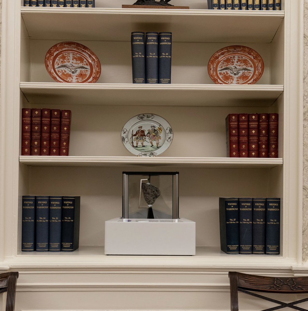 WakingLifeDream's tweet photo. President Biden adds a moon rock, brought home by Apollo 17 in 1972, to the Oval Office.

The Biden Administration requested an Apollo-recovered moon rock for display as "a symbolic recognition of earlier generations' ambitions and accomplishments...” 🚀 

https://t.co/Q8142GVI1C https://t.co/GKfbJreWn6
