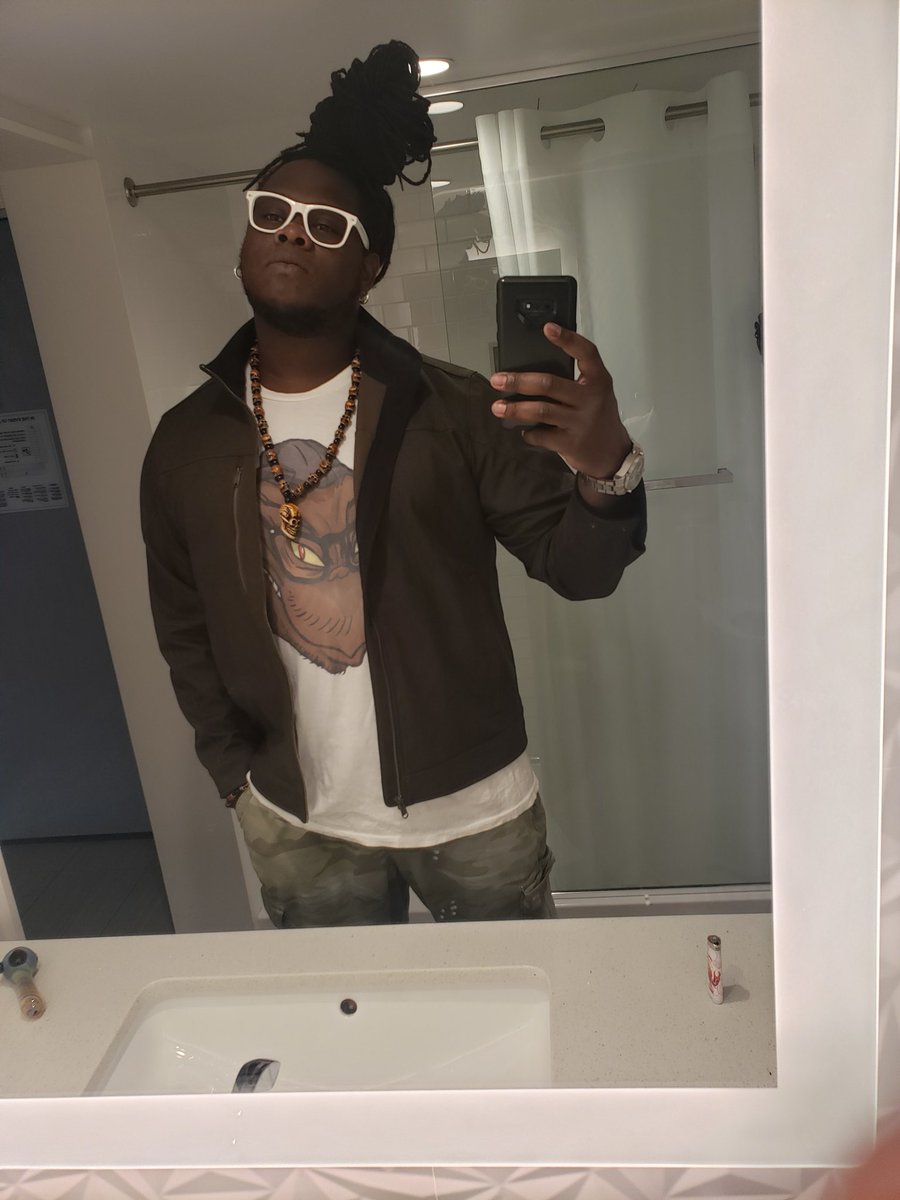 ShowtimeBNC's tweet image. Phresher with a Voodoo necklace... #blackgrinch #capnwatts @CAPNWATTS #whiteframes