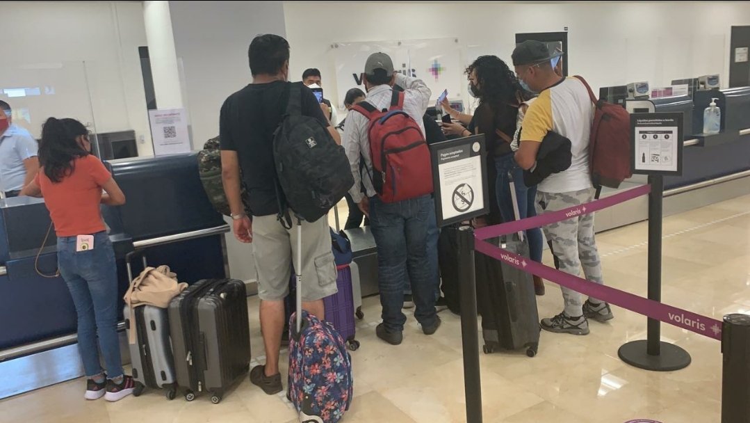 MoloD619's tweet photo. @viajaVolaris mi hermana estuvo desde las 12:30 esperando para poder imprimir su pase de abordar y nadie estuvo ahí para imprimirlo hubo 8 personas que tampoco encontraron a nadie y hasta 1:20 salieron y dolo le dieron pase a los que tenian pase de abordar atendió lizbet@Profeco https://t.co/ZKOwPN98ut