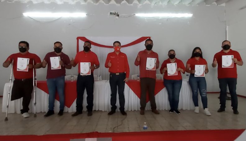 PRIVeracruz_'s tweet photo. El Secretario de Operación Política del @PRIVeracruz_, @MauricioCarlin, encabezó la Toma de Protesta de las y los integrantes del Comité Municipal del #PRI en #TierraBlanca, donde aseguró que con trabajo permanente y unidad, se obtendrán los mejores resultados en junio próximo. https://t.co/QF40n8iSPC