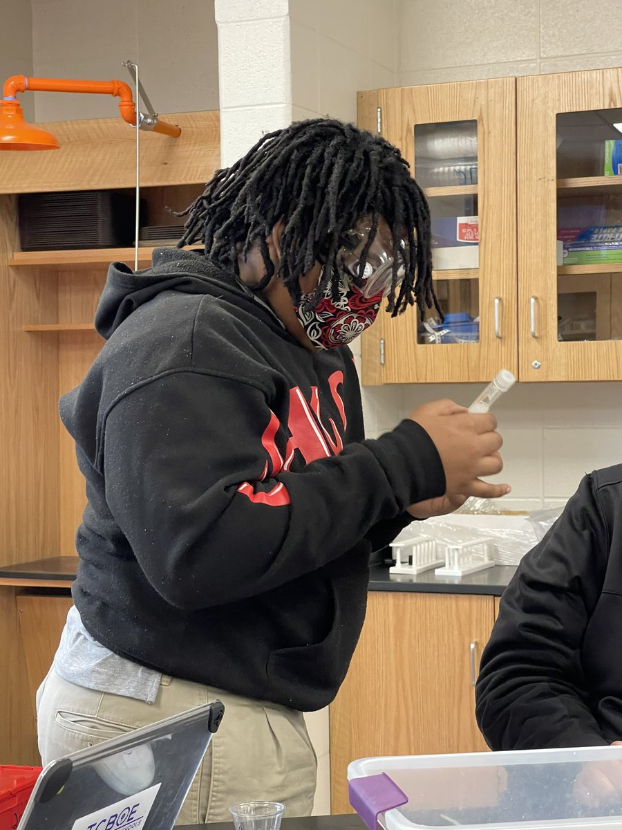 AmberLThomason's tweet photo. 8th graders determining whether something is a pure substance or mixture. @GraysonLawrence @Winterboro_High #exceptional @AMSTI4all #5thPeriod https://t.co/cUXnEedzpK