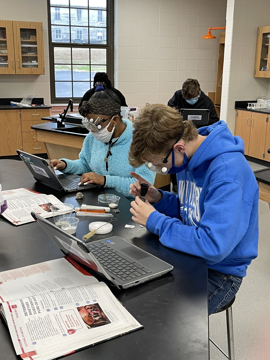 AmberLThomason's tweet photo. 8th graders determining whether something is a pure substance or mixture. @GraysonLawrence @Winterboro_High #exceptional @AMSTI4all #5thPeriod https://t.co/cUXnEedzpK
