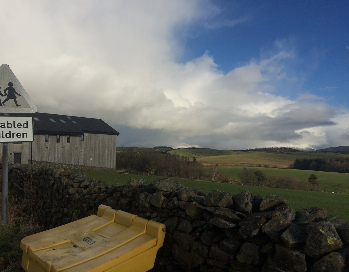 I think I may have found the start of a 'mole fortress'. They're a real thing. (Look it up!).I was reminded of the 'true grit' as I passed  @BendriggTrust an ace outdoor centre for youngsters (and acorns). I had to get off & push.Hedges up the road were thronged with birds.