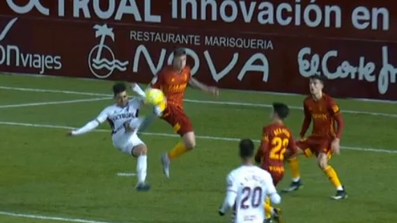 BanderinEnAlto's tweet photo. @ArchivoVAR Jugada muy difícil

📺 PÉREZ PALLÁS avisó y ÁVALOS BARRERA señaló penalti por juego peligroso con contacto del @RealZaragoza, a pesar de que Vigaray toca balón

❌ No parece lo suficientemente claro como para que intervenga el VAR

Marcó Fuster de penalti https://t.co/hOKtUVtlVK