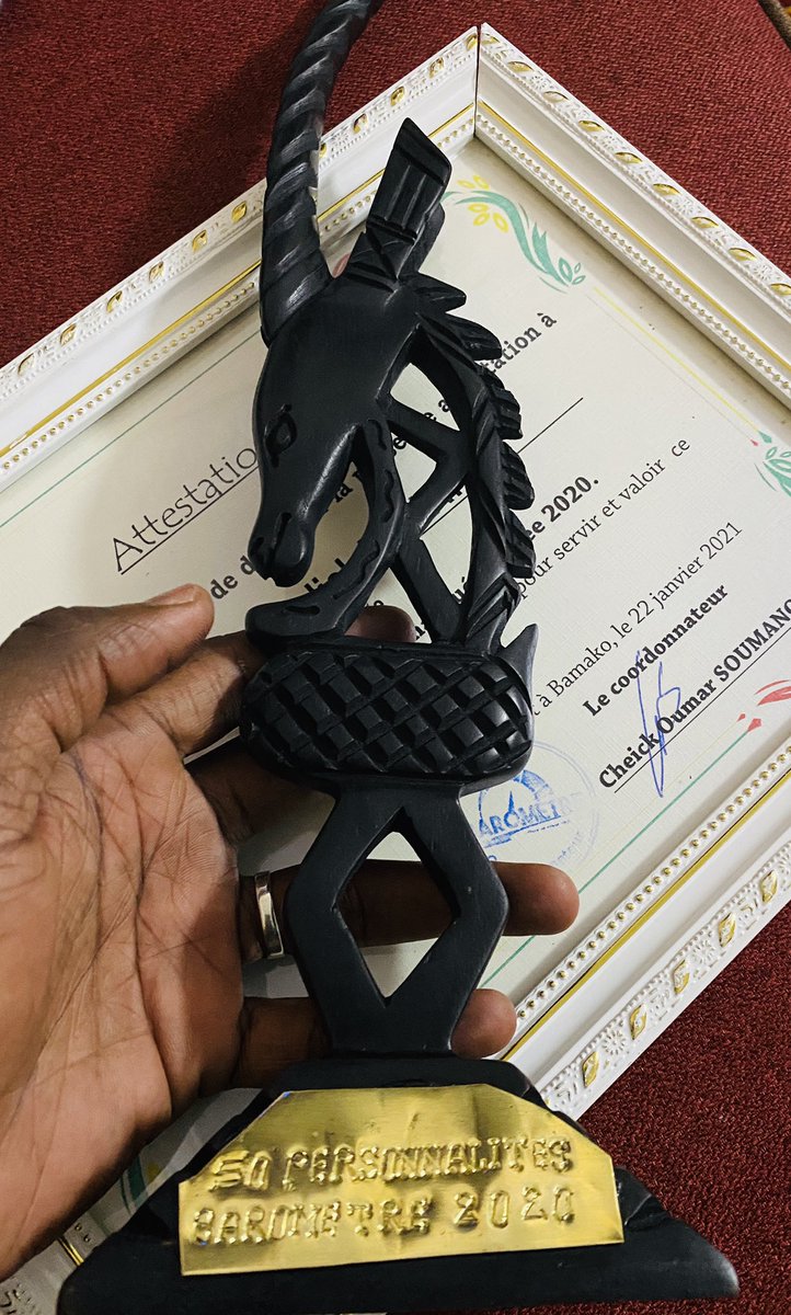 konate90's tweet photo. Un autre fardeau de plus ! 
Je remercie les organisateurs « Le Baromètre » pour cette distinction. Être retenu parmi les 50 personnalités ayant marqué de l’année 2020 au Mali, est une invite à la rigueur dans tout ce que nous allons entreprendre. #MAK2023 #Mali https://t.co/JqtcXXXHot