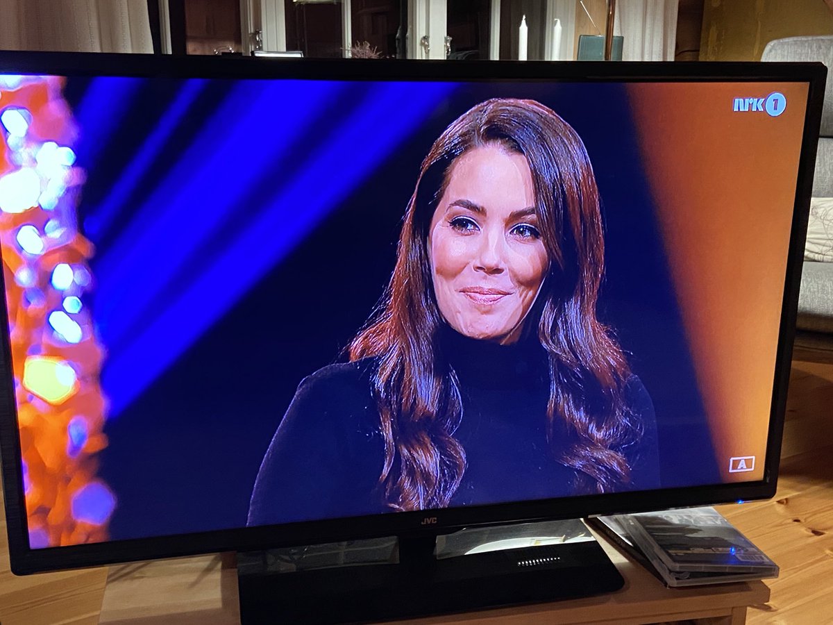 MaritBVeierod's tweet photo. . ⁦@kffroslie⁩ use knitting to disseminate statistics, now talking about her projects on national TV with Anne Lindmo and ⁦@marionraven⁩, ⁦@NRKno⁩ ⁦@UniNMBU⁩ 👏👏👏 https://t.co/i5IyihKOOj