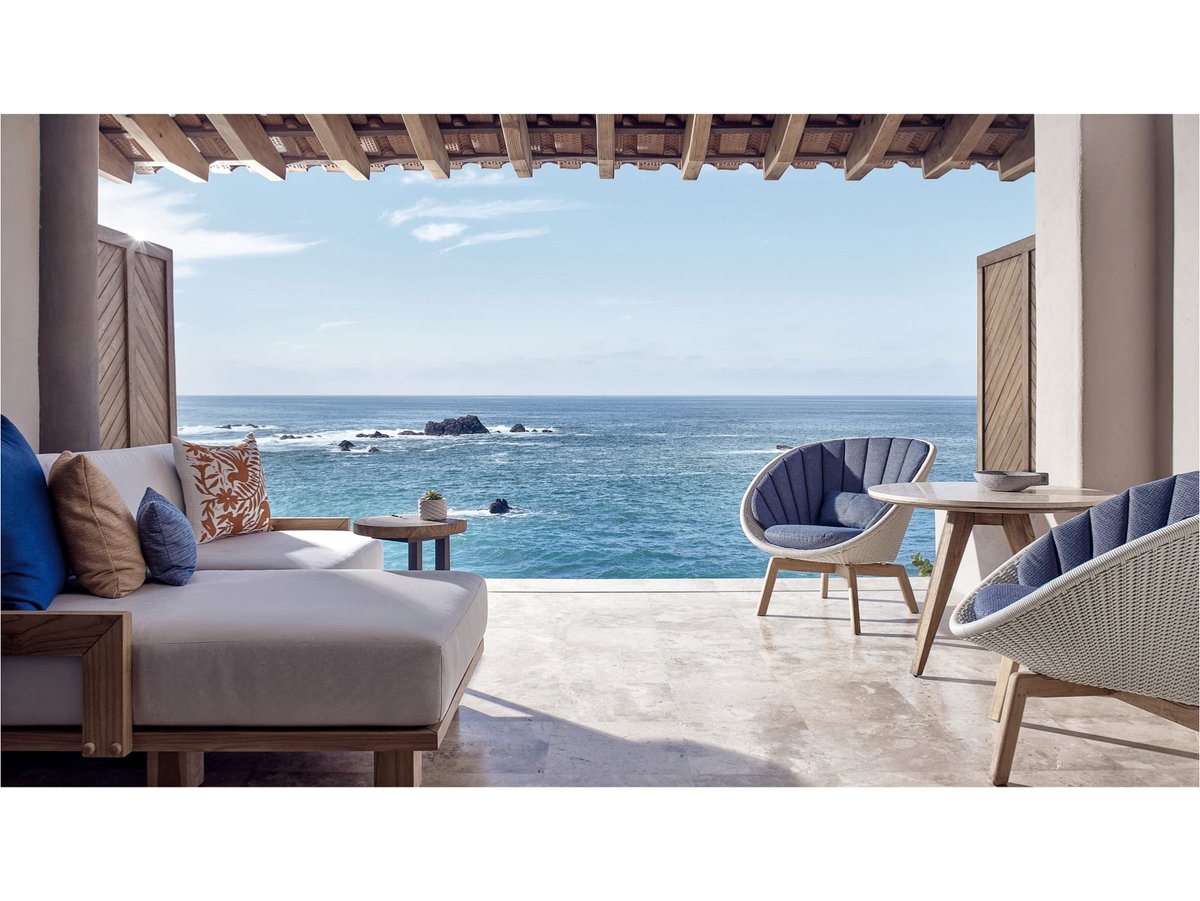 Newly renovated modern Mexican Casita rooms offer inviting sitting areas and private terraces that overlook lush tropical gardens or the Pacific.
@FSPuntaMita  
#FinditFriday #FridayMotivation #FSPuntaMita #PuntaMita #FSPrivateRetreats #AtHomeWithFS #TaraceaFurniture.