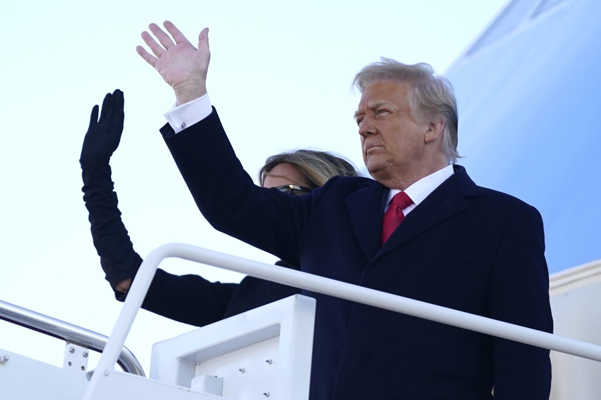 adakotaburke's tweet photo. Trump forgoing inauguration ceremony tactical 2024 campaign move? @ProfNichols #COMM473 https://t.co/K2NfYm2tFz https://t.co/VJjLuia4E2