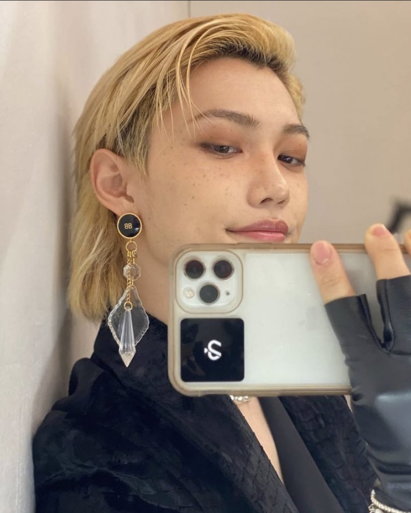 Y1SKIES's tweet photo. THE EARRINGS!! FELIX AETHER https://t.co/lcAZEN8u1f