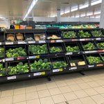 雪で野菜配達が遅延した結果。スーパーの野菜コーナーがブロッコリーに占領され森のよう