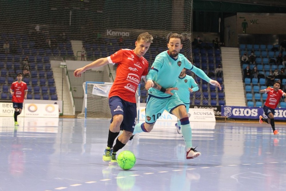 NavarraTVdepor's tweet image. ⚽ @CDXOTA vuelve a perder ante Levante en el último suspiro

#OsasunaMagna se adelantó en hasta tres ocasiones ante un Levante de calidad, que no podía superar el trabajo de los navarros. Sin embargo, a nueve segundos del final, Rivillos hacía el 3-4.

navarratelevision.es/Noticia/ZB7C54…