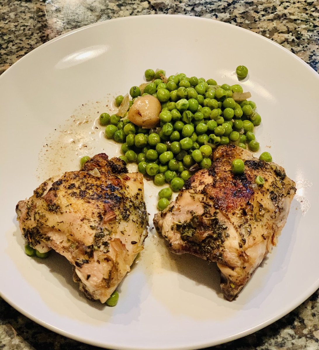 tssorcinelli's tweet photo. Garlic 🧄 #chicken breast served with sweet peas 😉😋 I start with 2 pieces and I ended up eating 4 😜😜😜 Well, if it is good, it’s goooooood!!!! #FridayChicken #FridayFood #Weekend #Cookingathome #Yum #FamilyDinner https://t.co/hso548KMiI
