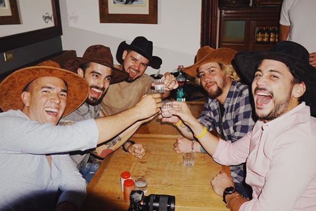 Dieghiny's tweet photo. Yo nada más vengo a recordarles los "amigos" de Nath que siguieron conviviendo con Rix y hasta lanzaron un mezcal. https://t.co/tDMYZTRMFW