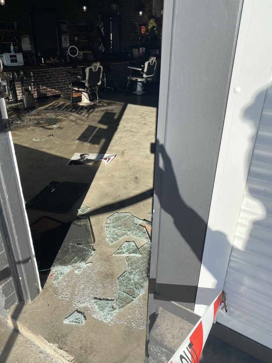 PatJamesNews's tweet photo. Down at #Reynella where someone forced in the door of a barber shop and started a fire. Police have deemed it suspicious and are on the scene investigating @theTiser https://t.co/LpGTsfxLZm