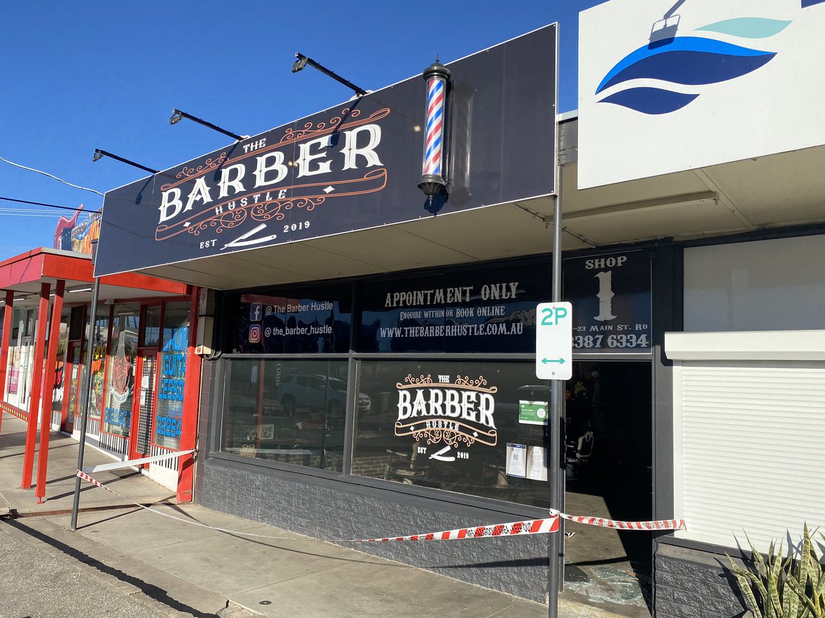 PatJamesNews's tweet photo. Down at #Reynella where someone forced in the door of a barber shop and started a fire. Police have deemed it suspicious and are on the scene investigating @theTiser https://t.co/LpGTsfxLZm