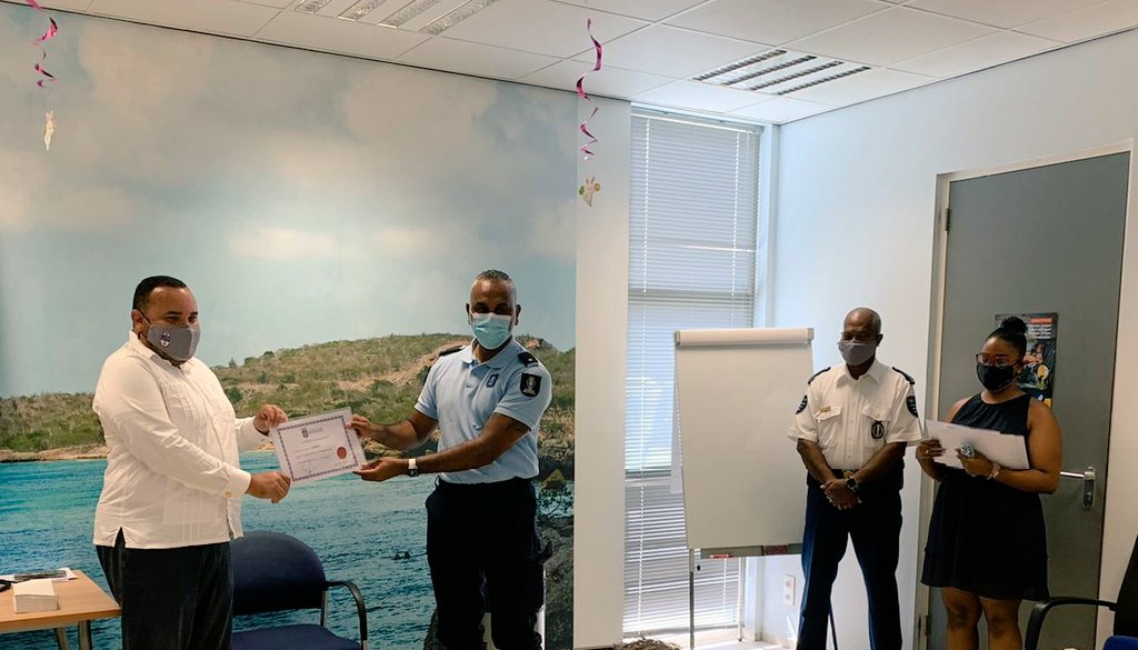 Twee marechaussees en vijf politieagenten kregen vandaag op #Bonaire een oorkonde, als erkenning van een kordate reddingsactie afgelopen zaterdag bij twee in de problemen gekomen duikers. 
<a href="/Marechaussee/">Koninklijke Marechaussee</a>. 

Meer informatie over de reddingsactie: 👇
bonaire.nu/2021/01/18/age…