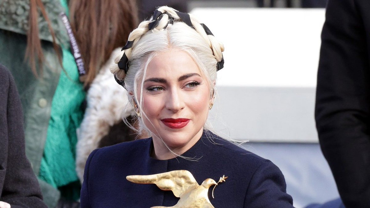 emersonsalon's tweet photo. What did you think of #LadyGaga's #hairstyle at the #inauguration?
....and did you catch the #poppies in the back signifying #PEACE?
READ: https://t.co/k0zdEpmB3D
#braids #dutchbraids #ornament #politics #hair #celebrity https://t.co/32M34jwpCm