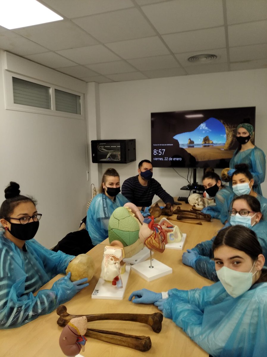SaludUPNA's tweet photo. Hoy, estudiantes de 1o del Grado Medio de #emergenciassanitarias de la #ESTNA , han realizado una práctica en nuestras instalaciones de #anatomía (sala de disección).
#Comprometidosconlaformacionsanitaria #SomosSaludSomosUPNA https://t.co/lSwqFUWjDb