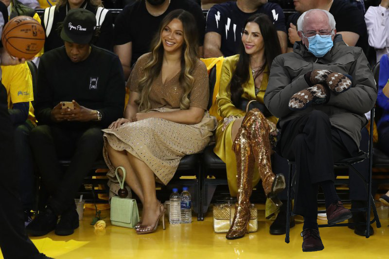 lfhicks's tweet image. #NBACelebRow @BernieSanders was there. #BernieSandersmemes #Berniememes #berniesmittens