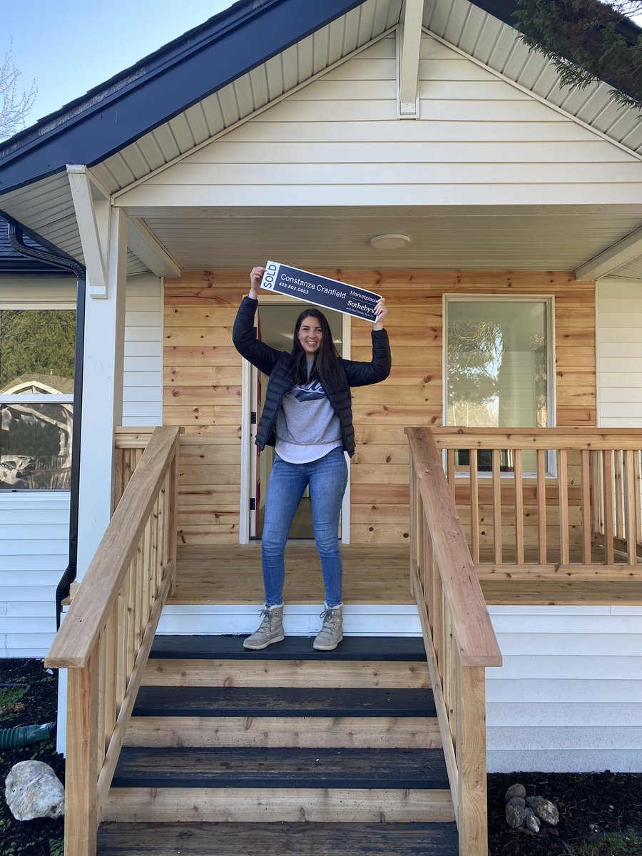 lexasmith's tweet photo. Today I got the keys to my first house! But more importantly, Tucker finally has the yard he deserves. Excited for this new chapter in life. https://t.co/jcjzpPABDS