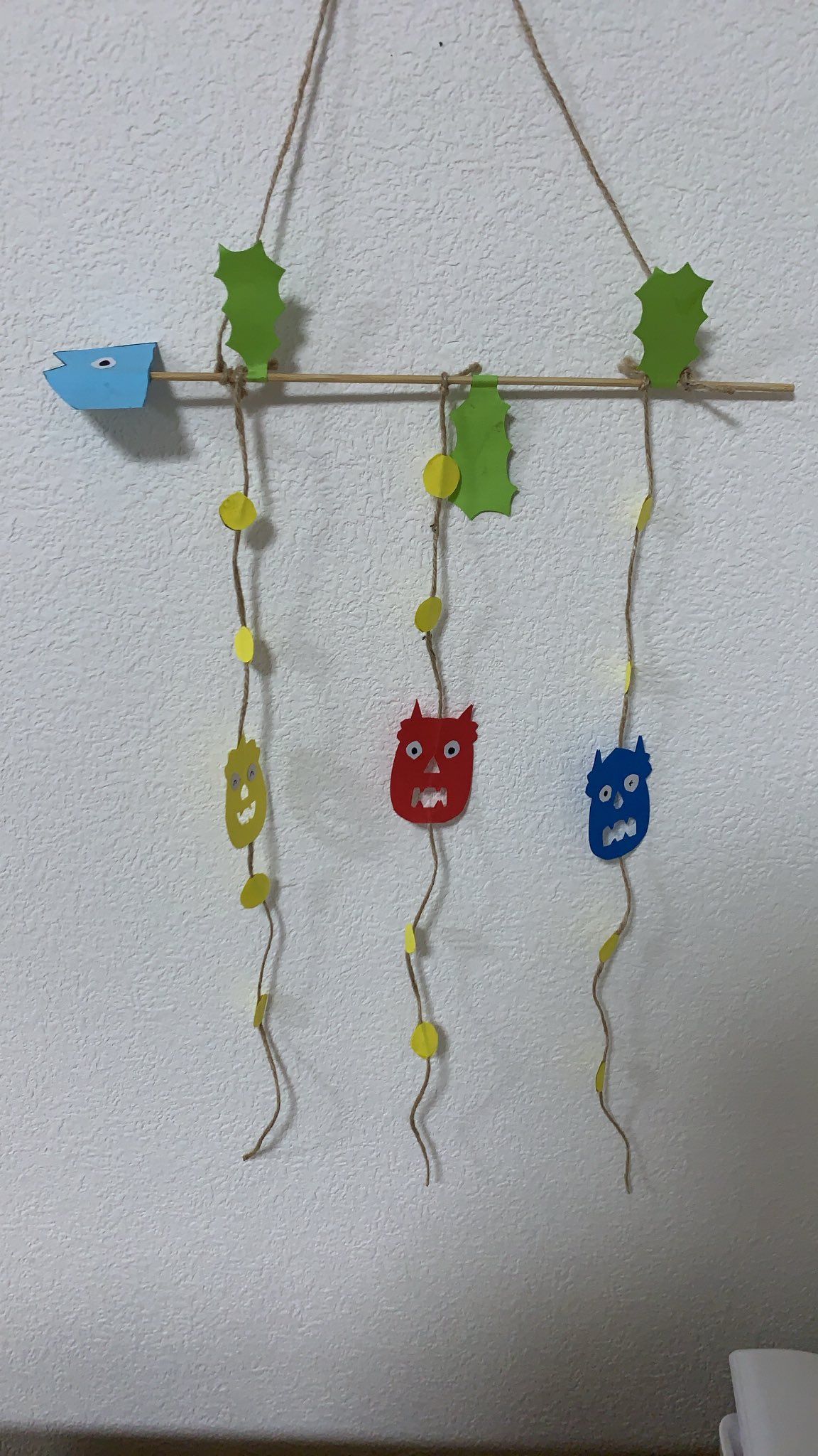 憂 Kodomoe読んでたら可愛い飾りの作り方が載ってたのでヘタなりに作ってみた 本当はイワシはグレーだし棒は木の棒を使うのですが 竹串と水色画用紙になりました あ あと 毛糸は麻紐 久しぶりの工作は楽しかった 子どもは横で画用紙の残りで家