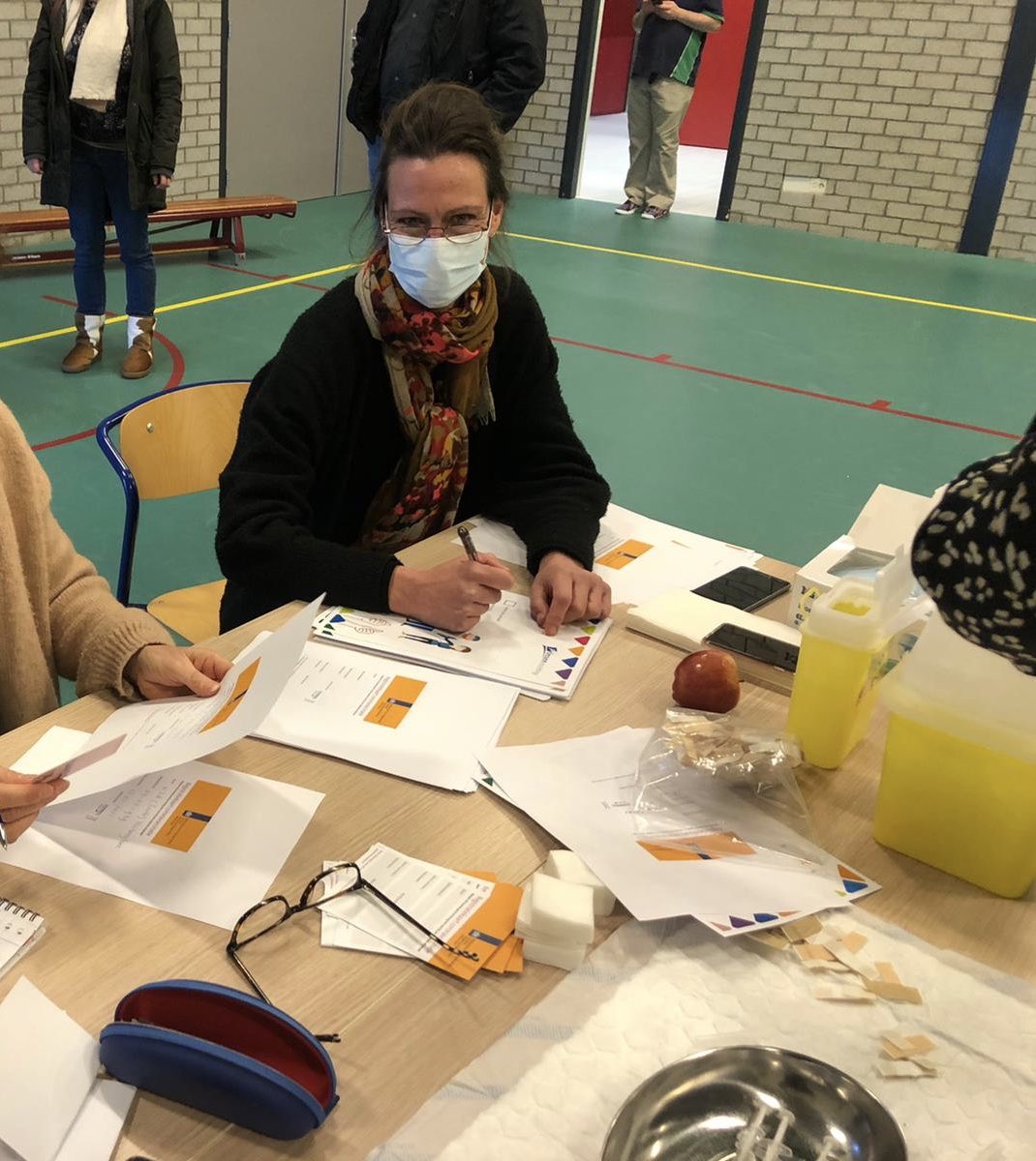 Gisteren 10:00 bericht uit <a href="/umcg/">UMCG</a>: er waren #COVID19 vaccins over die voor vandaag 22:00 gegeven moest worden (ze waren ontdooid). 
Binnen 28h (!) alles geregeld: vandaag 150 kwetsbare bewoners kunnen vaccineren. 
Als de <a href="/GGDGHORNL/">GGD GHOR Nederland</a> nog tips wil😜?
#trotsopmijnteam