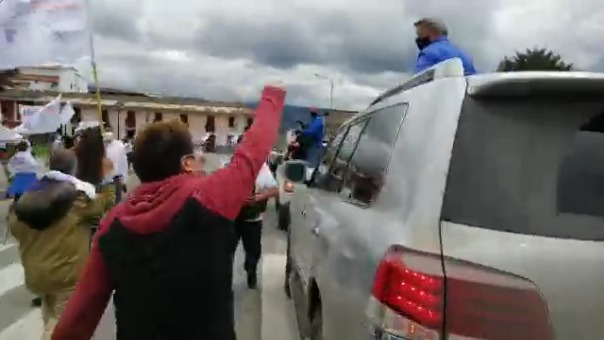 RPPNoticias's tweet photo. César Acuña: "¡Golpista! ¡No te importa el Perú!", le gritó un joven al candidato de Alianza Para el Progreso en Cajamarca. https://t.co/NChuGkEM4H https://t.co/D5SeUeEa2j