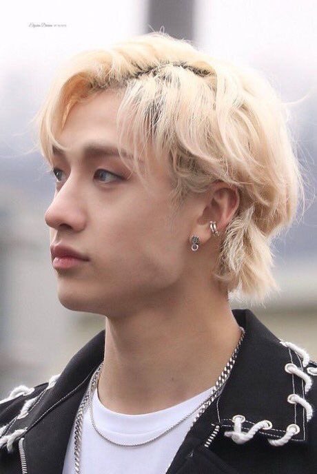 bang chan with blonde hair: a very important thread ! 