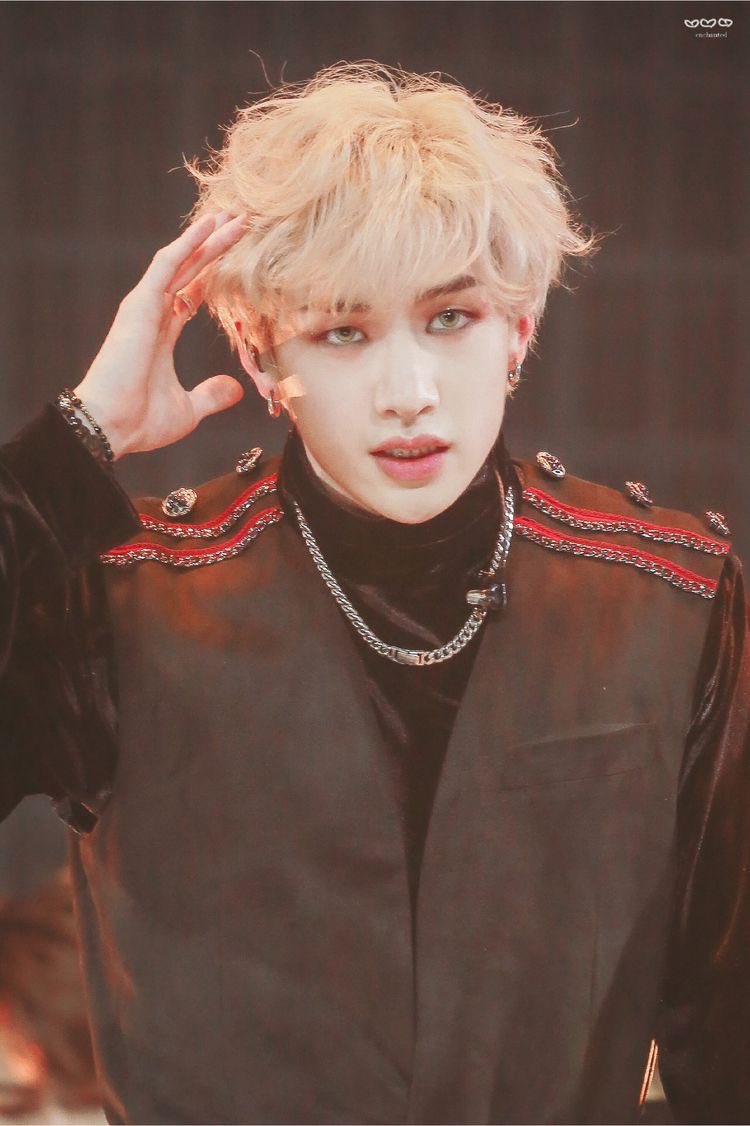 bang chan with blonde hair: a very important thread ! 