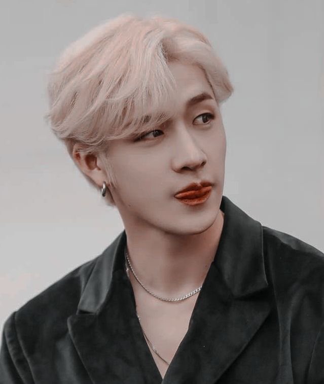 bang chan with blonde hair: a very important thread ! 