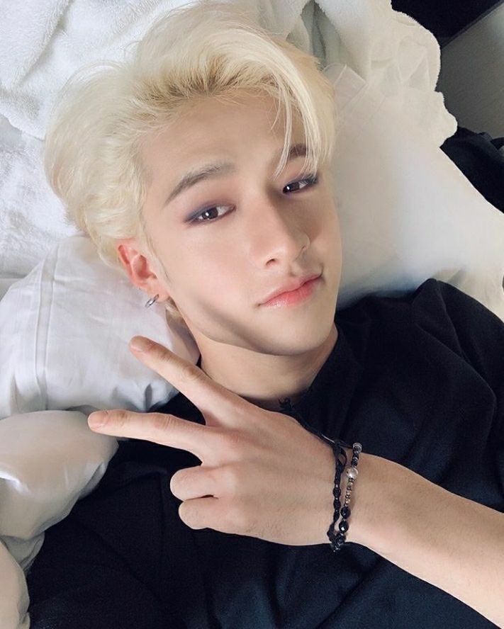 bang chan with blonde hair: a very important thread ! 