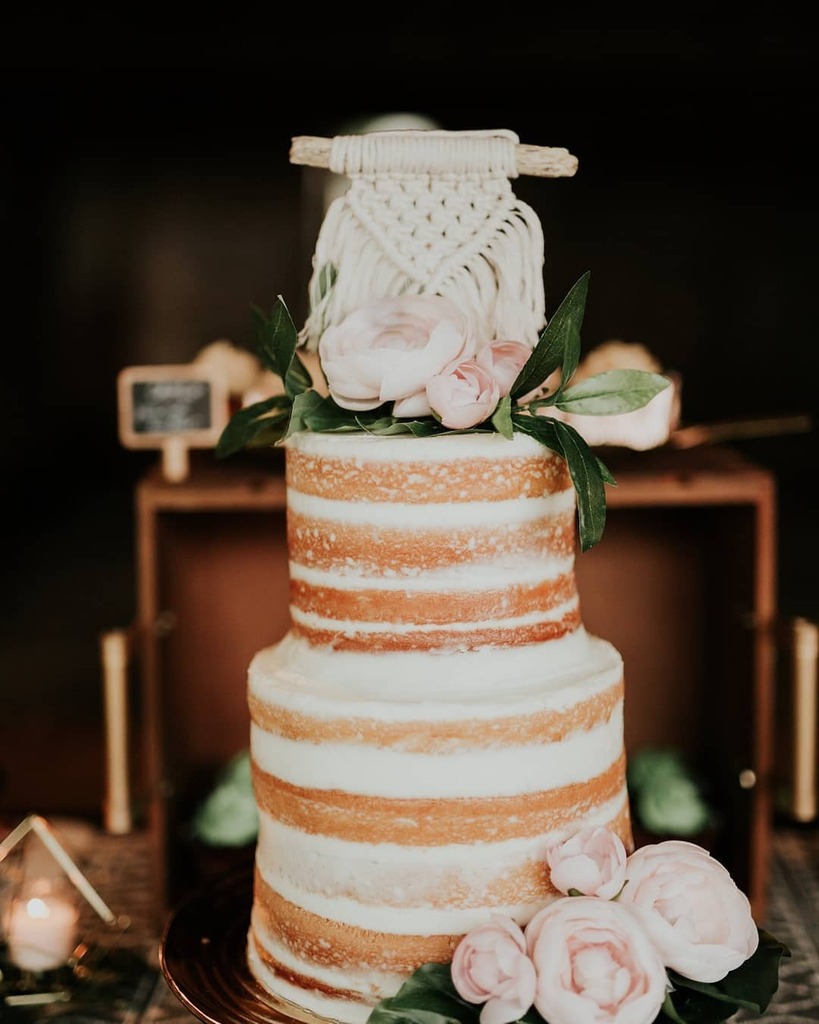 TYWPodcast's tweet image. Drooling over this dreamy wedding cake 🍰 
​Photographer: @davidandsarahlynn  Ceremony &amp;amp; Reception Venue: @chestnuthillvilla
Coordinator: @simplyeventsinc
Florist: @floraldesignsofmountjoy